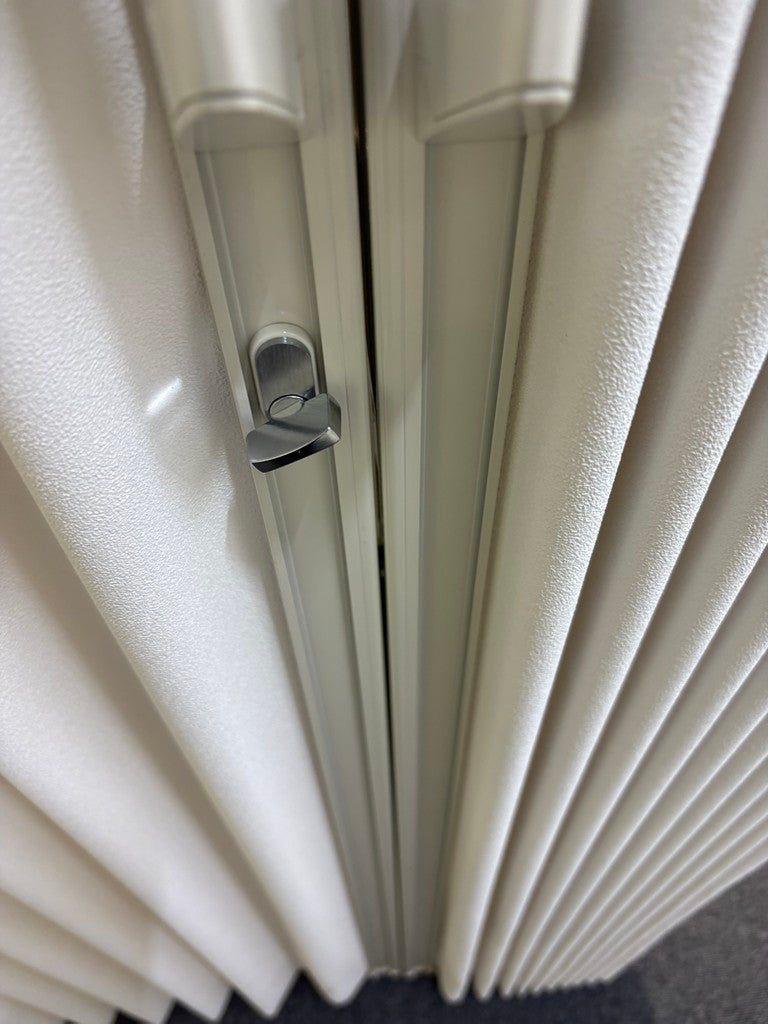 J526W システム用アコーディオンドア両開き(白) – OCTANORM