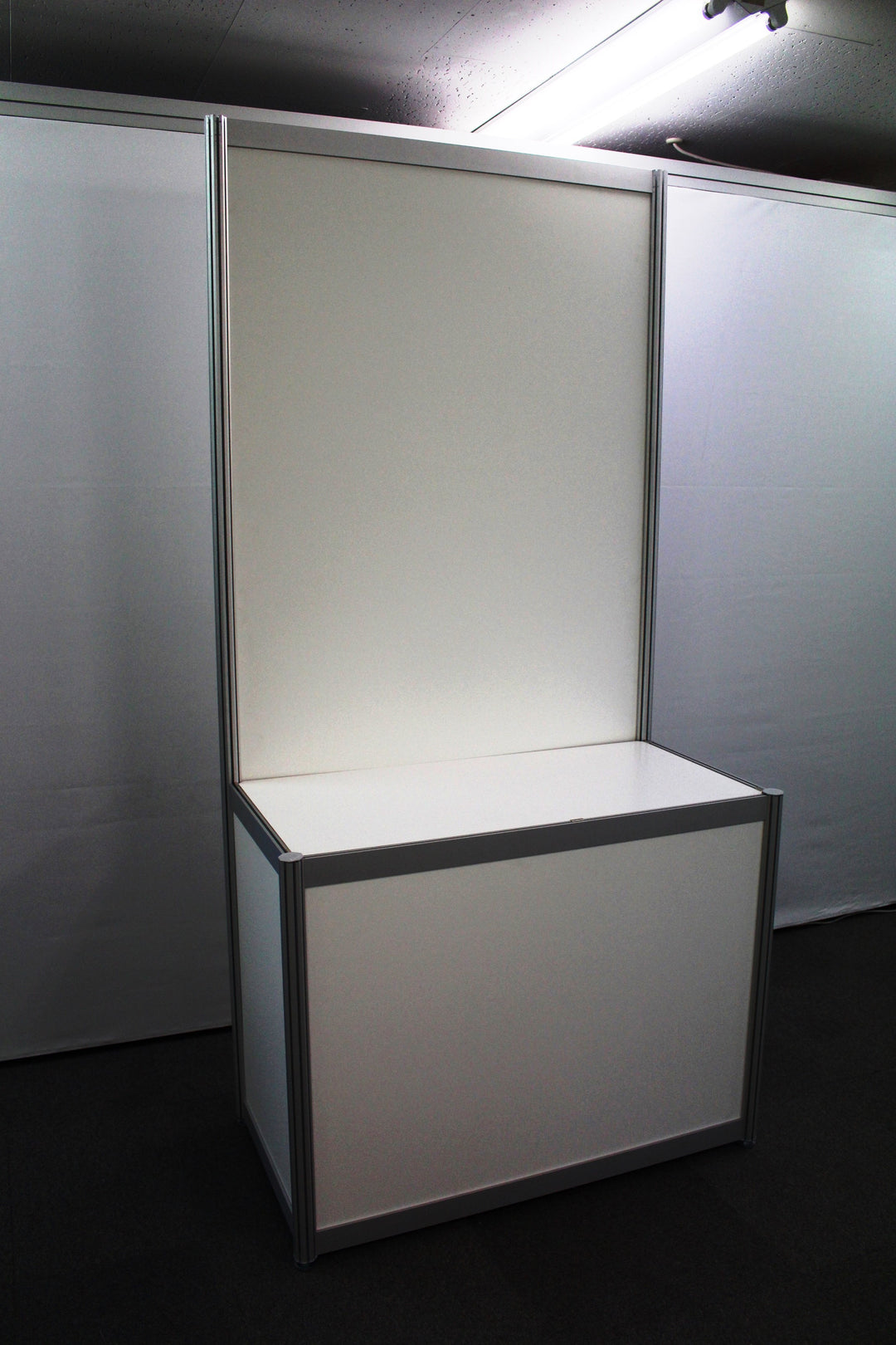 システム壁面付展示台 – OCTANORM